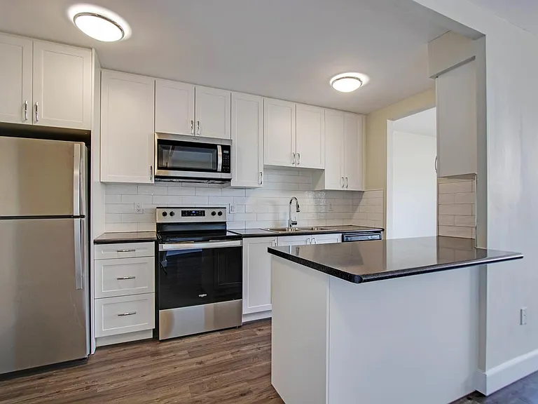 2801 Jane St — Photo 2