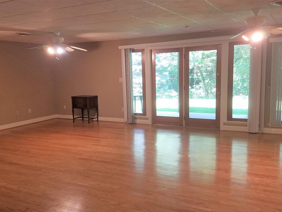GREAT ROOM, SHOWING WINDOW WALLS TO OUTSIDE PATIO AND YARD