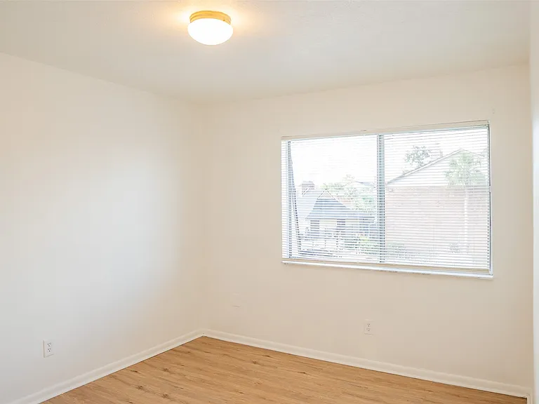 2323 Huntington Green Ct — Photo 14