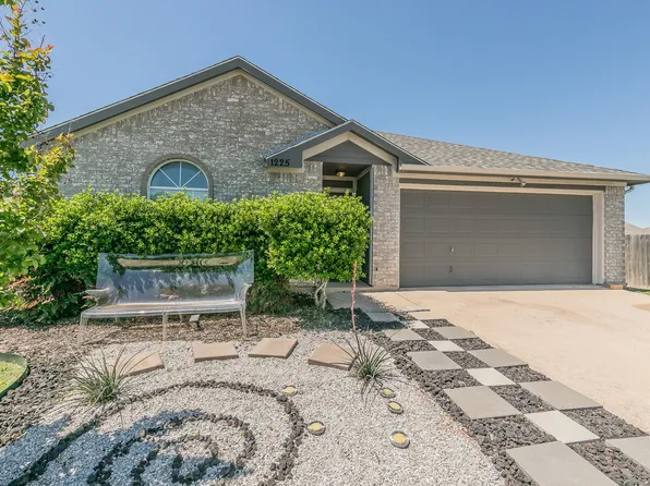 1225 Beacon Hill Dr, Midlothian, TX 76065