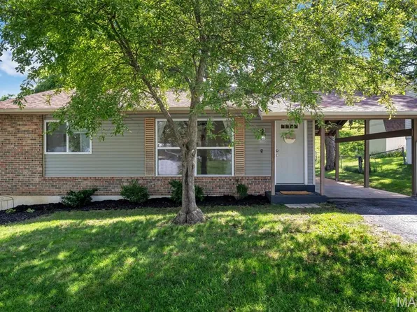 2750 Arrow Heights Dr, Maryland Heights, MO 63043