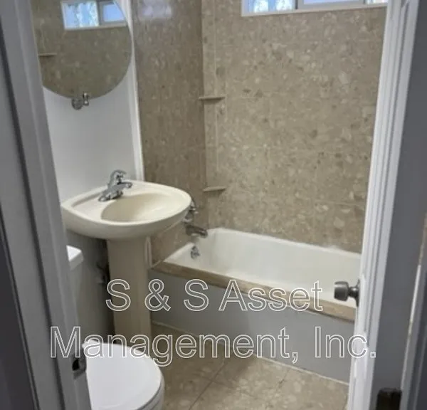 3252 E Lake Lansing Rd — Photo 5