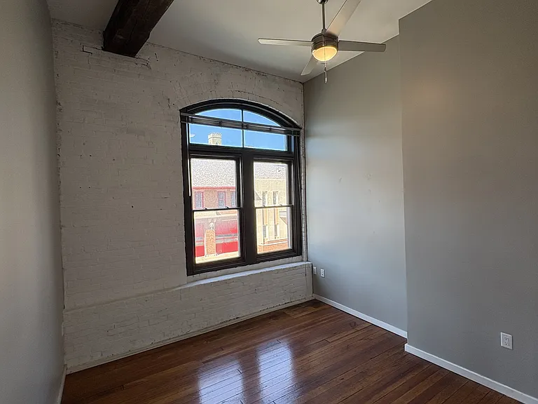116 N 5th St #215 — Photo 8
