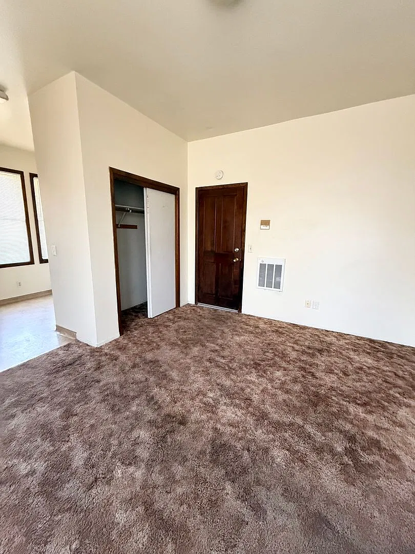 1561 N Van Ness Ave — Photo 4