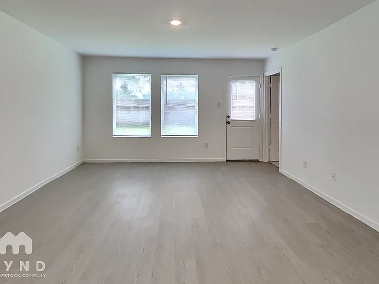 940 Capracotta Dr — Photo 2