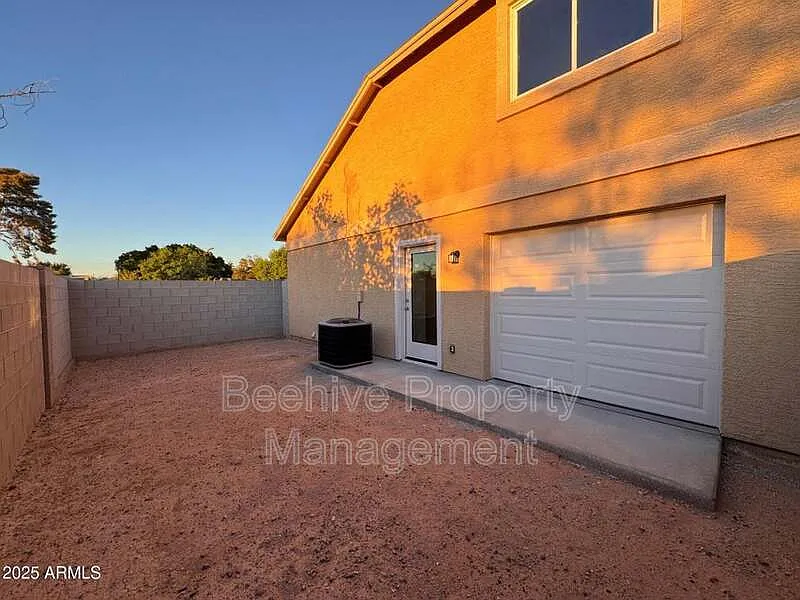 2 bed, 1.5 bath, 1162 sqft, $1,199 — Photo 2