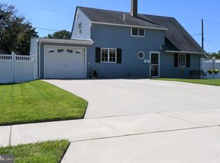 23 Grand Pine Rd, Levittown, PA 19057