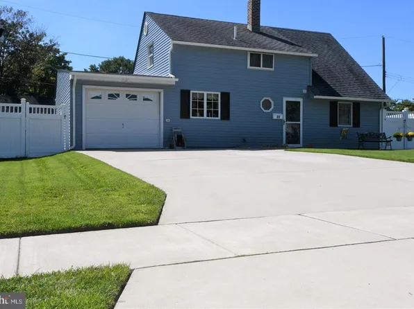 23 Grand Pine Rd, Levittown, PA 19057