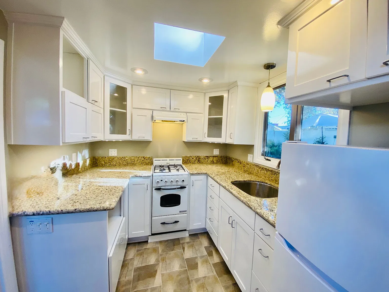 Studio, 500 sqft, $2,350 — Photo 4