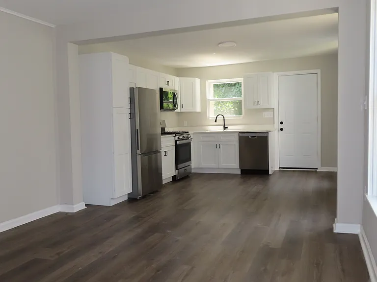 828 Broad St — Photo 7