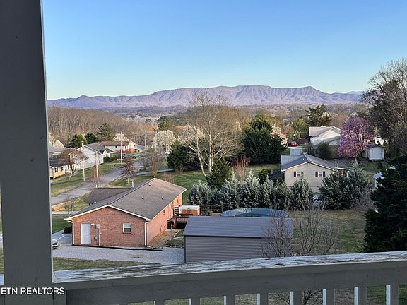 3rd image of 1429 Windsor Dr