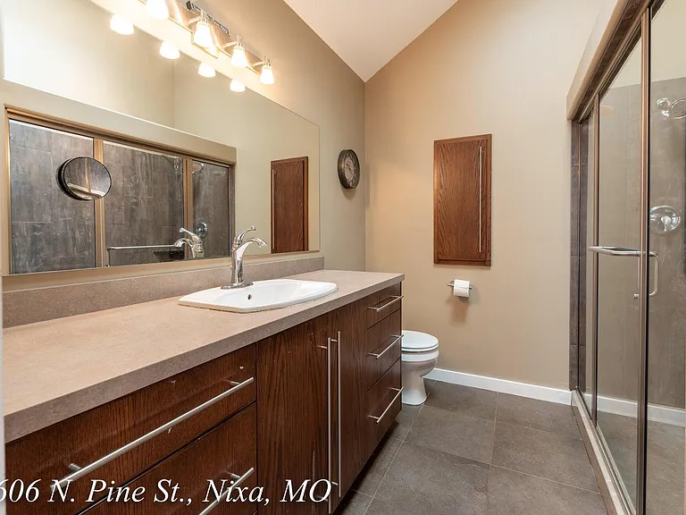 1606 N Pine St — Photo 9
