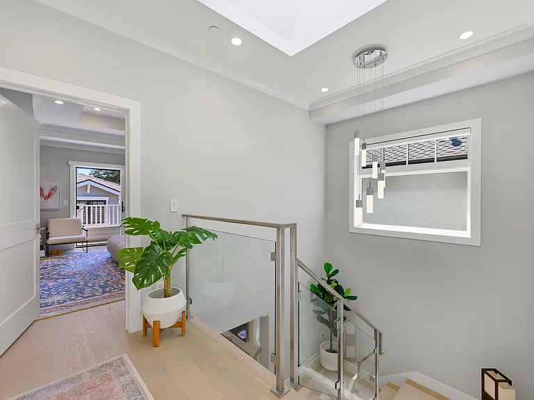 905 Waverley St — Photo 7