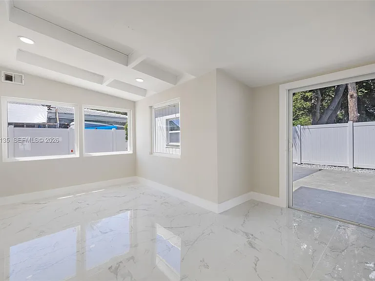 1221 SE 10th St — Photo 39