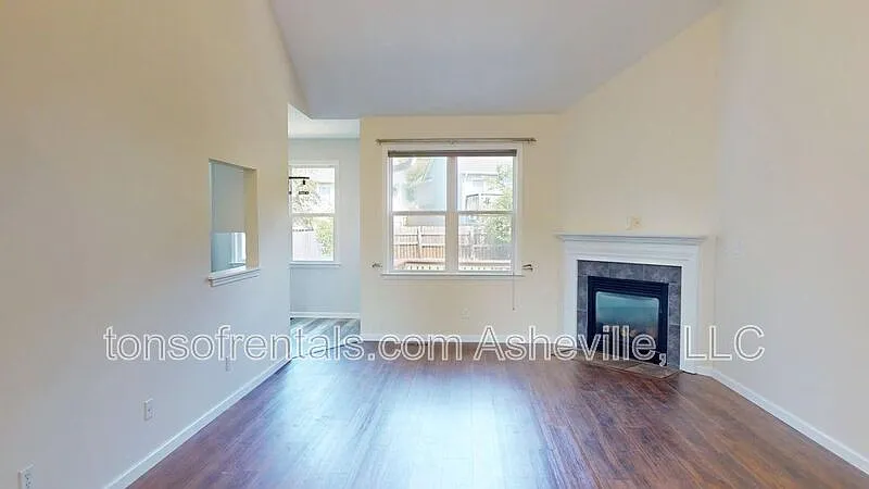3 bed, 2.0 bath, 1169 sqft, $2,095 — Photo 4