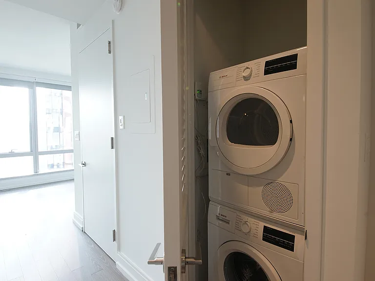 555 10th Ave #39M — Photo 4