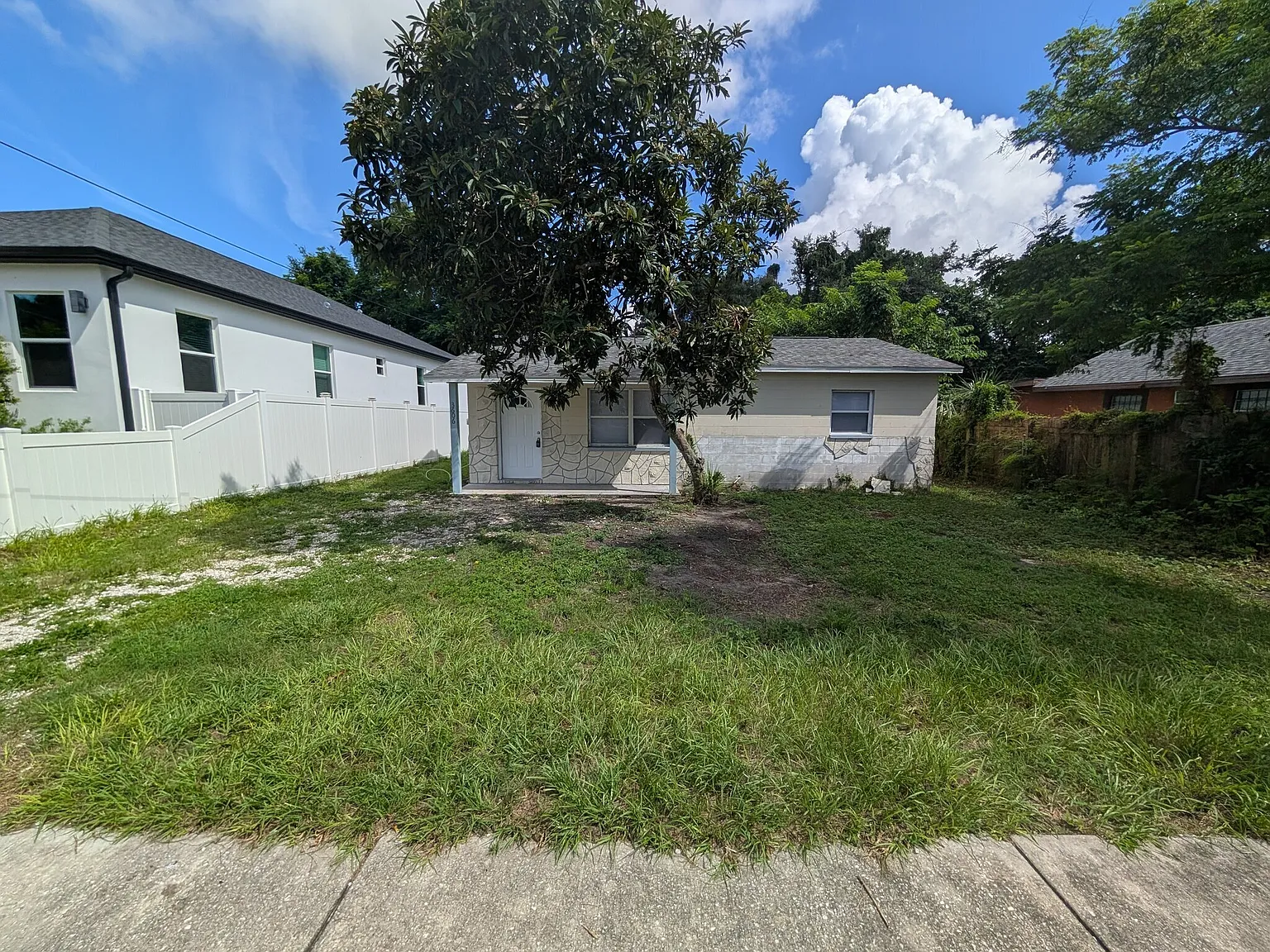 Charming 2BR/1BA Single-Family Home with Large Yard | Minutes to I-4 & Downtown Tampa — Photo 2
