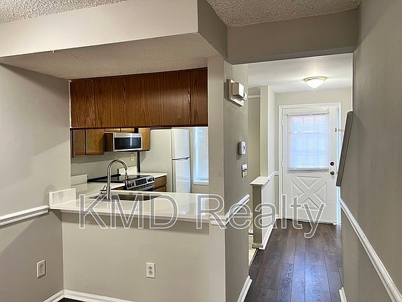 5th image of 9616 Vinca Cir APT B