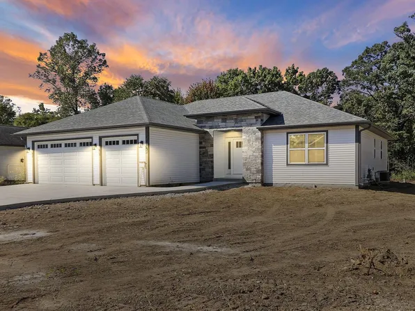 1015 Berwick AVENUE, Silver Lake, WI 53170