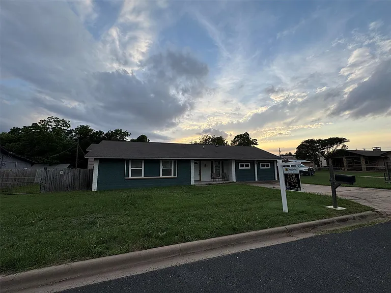 3520 Roanoke Dr — Photo 3