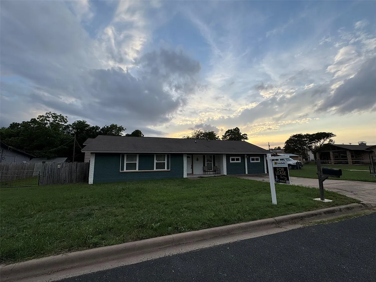 Building Photo - 3520 Roanoke Dr