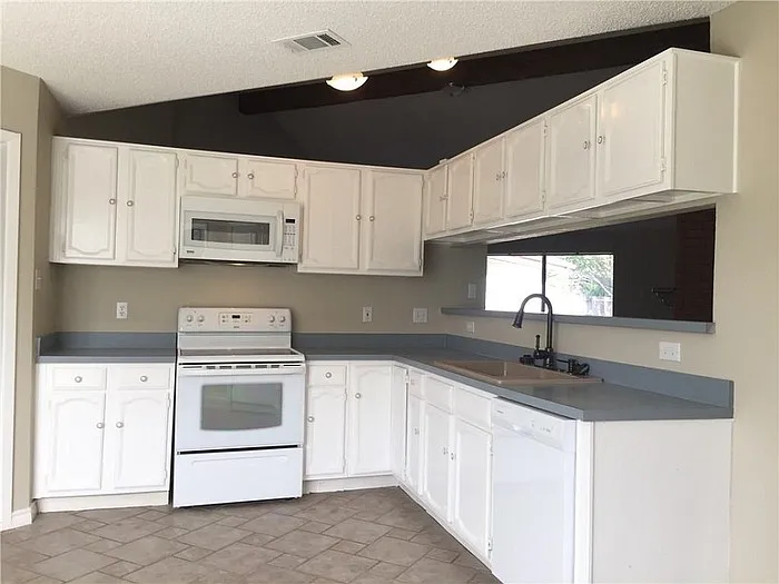 621 Shenandoah Ct — Photo 2