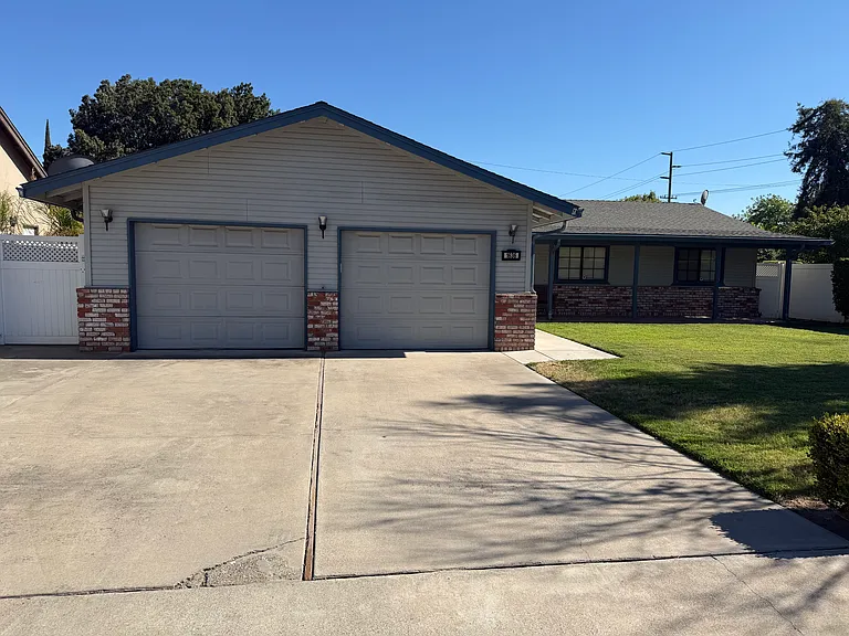 1636 Montclair Dr — Photo 2