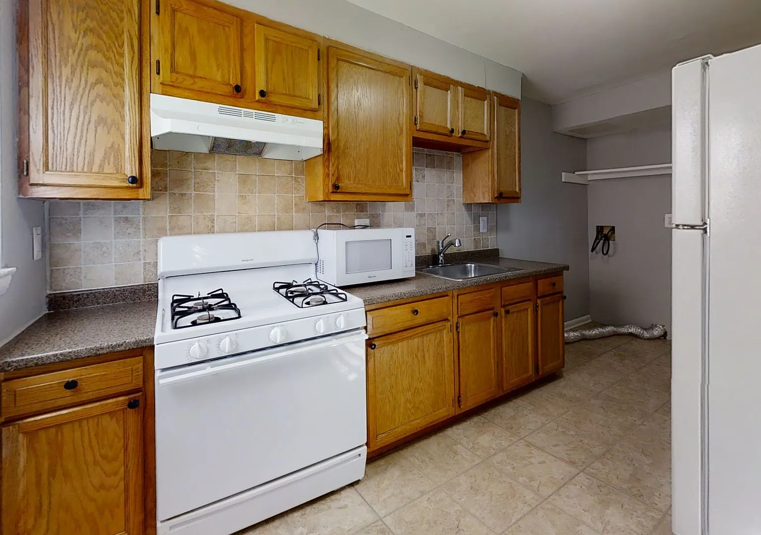 Baltimore - 2 Bedrooms and 1 baths Available! — Photo 1