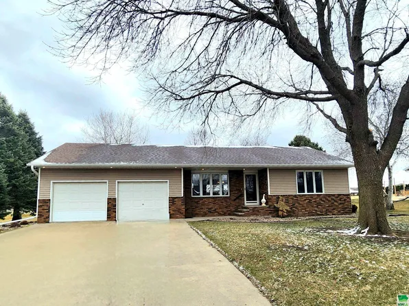 1920 3rd Ave SE, Sioux Center, IA 51250