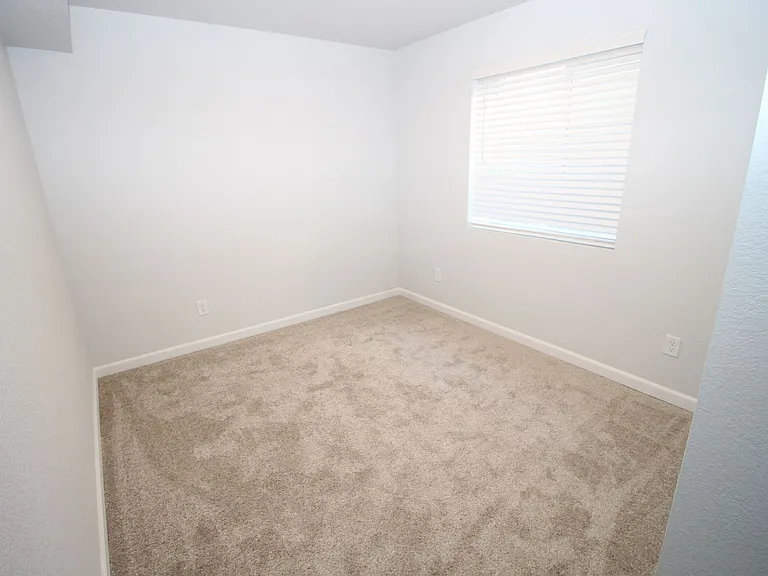 943 E Moreno Ave — Photo 18