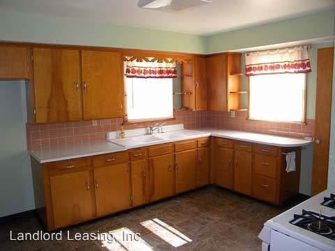 3rd image of 3363 Amherst Ave