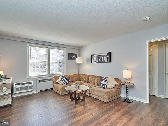 3rd image of 204 N George Mason Dr APT 1