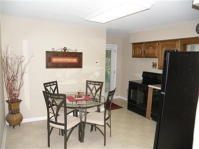 3rd image of 712 Saint Matthews Cir