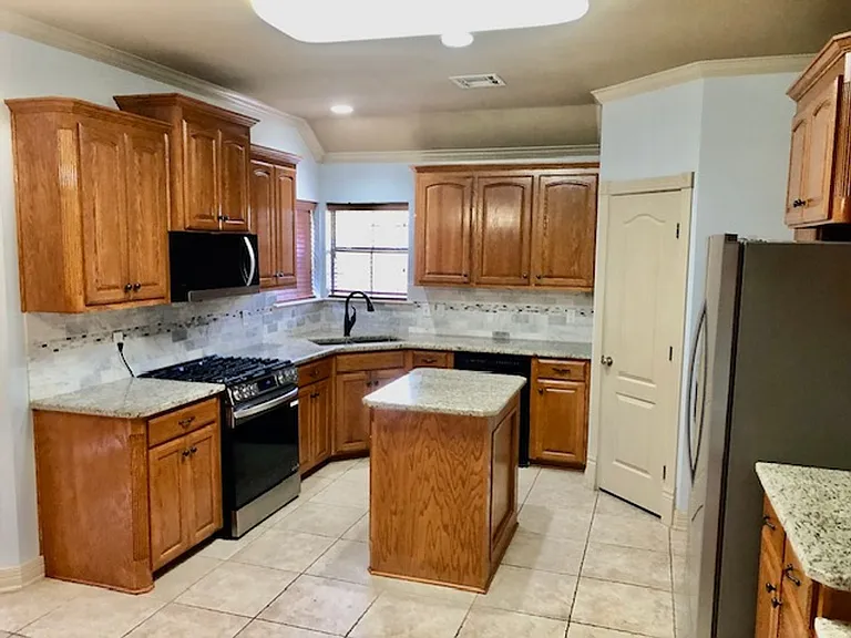 310 Montrose Pl — Photo 6