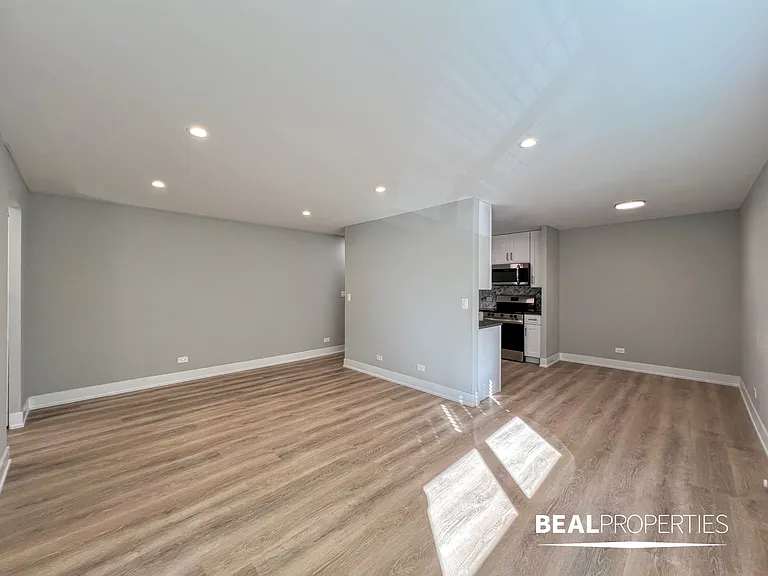 452 W Oakdale — Photo 19