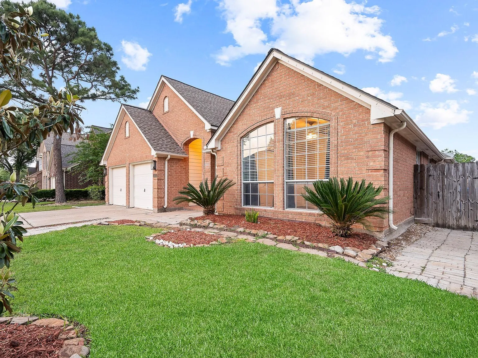 4 bed, 2.0 bath, 2055 sqft, $2,700 — Photo 1