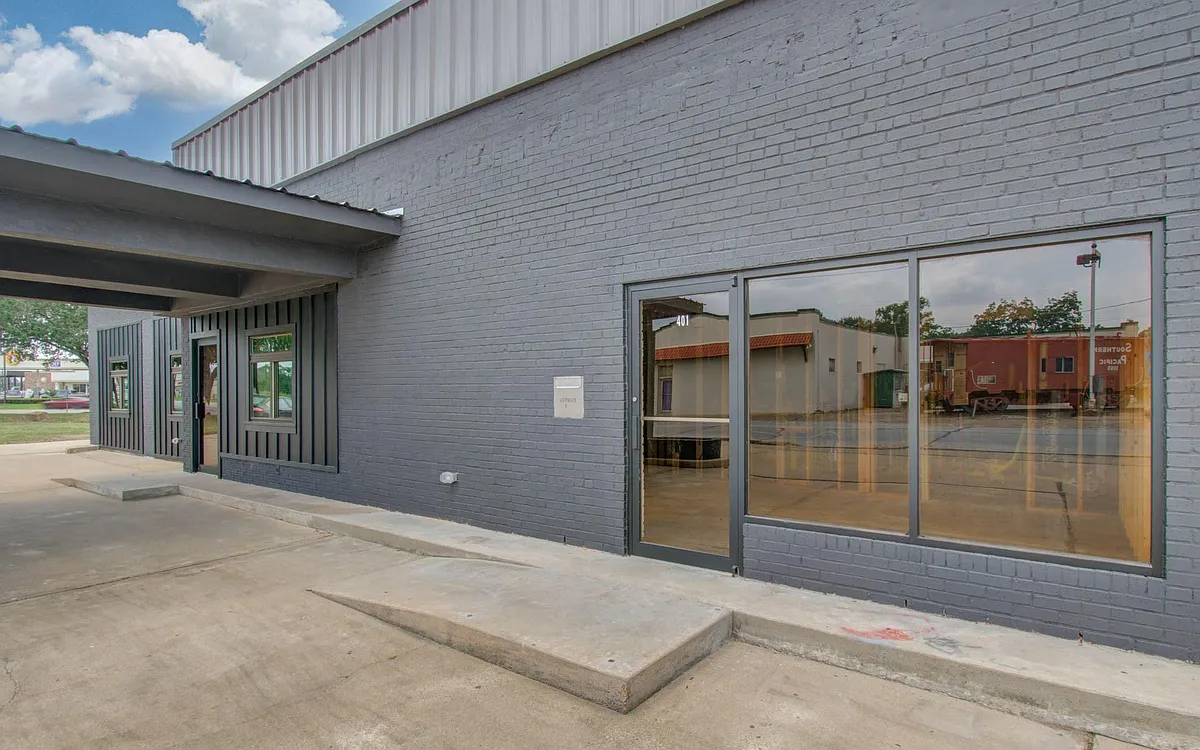 Building Photo - 401 E Main St