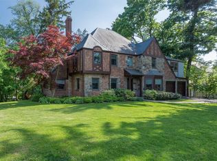 2 William Penn Rd, Great Neck, NY 11023