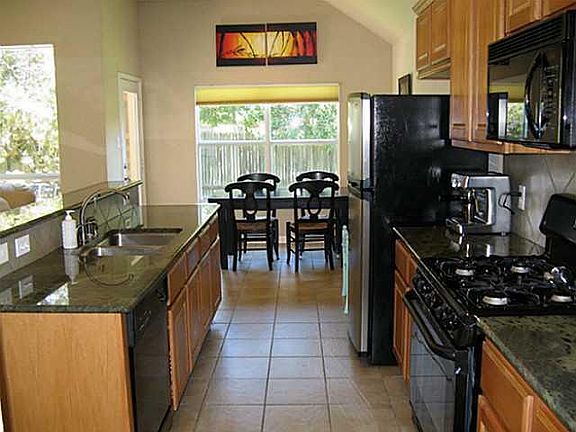4th image of 710 Coomes Pl