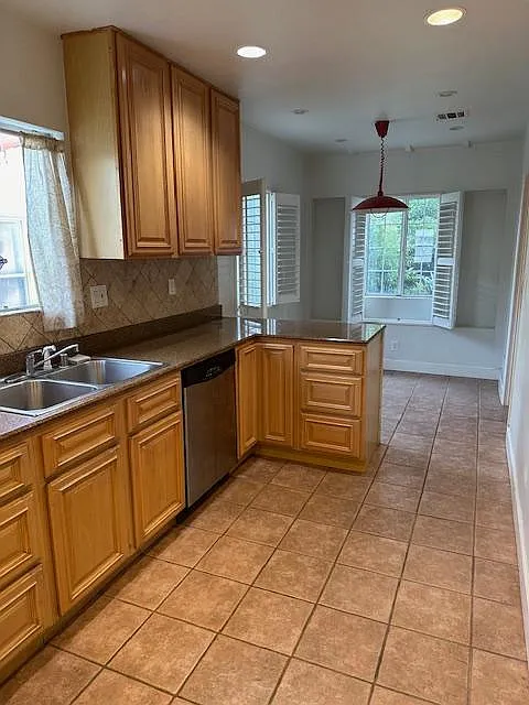 3 bed, 2.5 bath, 2050 sqft, $5,500 — Photo 2