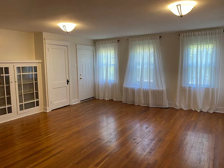 1331 Shady Ave — Photo 2