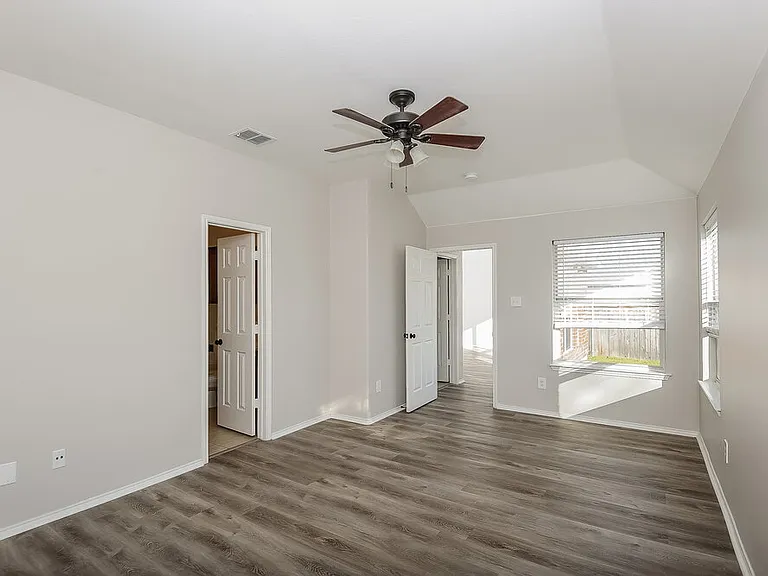 320 Foreston Dr — Photo 10