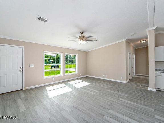 4th image of 158 Greenleaf Blvd