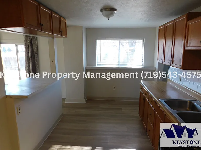 706 W Adams Ave — Photo 5