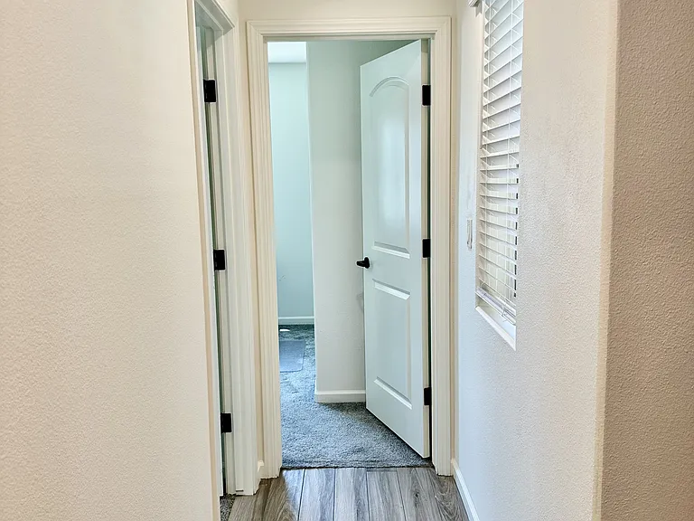 677 Country Pl — Photo 23