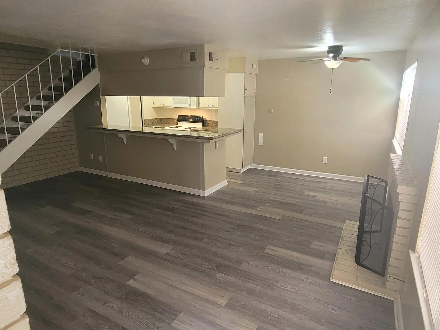 2 bed, 890 sqft, $1,775 — Photo 2