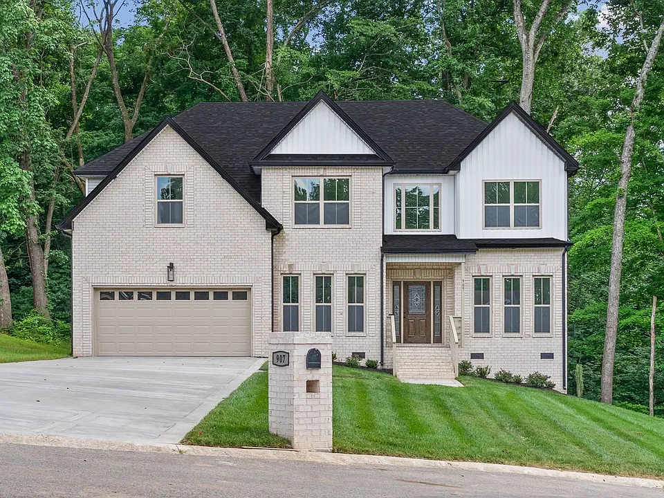 907 Douglas Ln