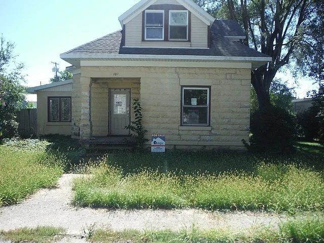 109 W Howard St photo 1