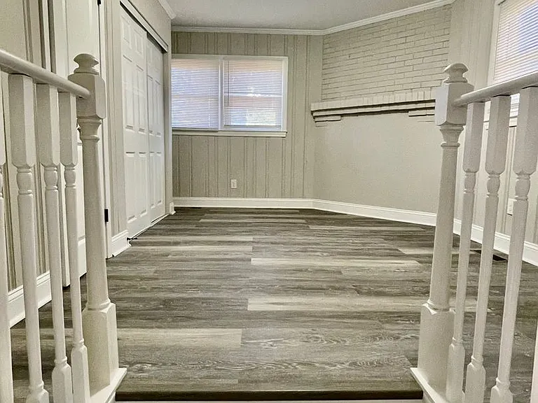 115 S Oak St — Photo 18