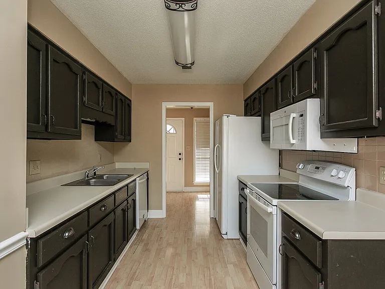 10264 Amanda Dr — Photo 6